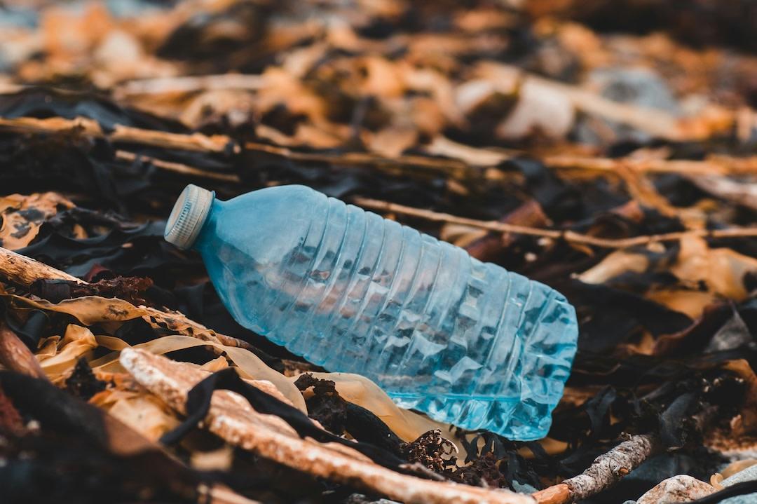 En urdrucken plastflaska på marken