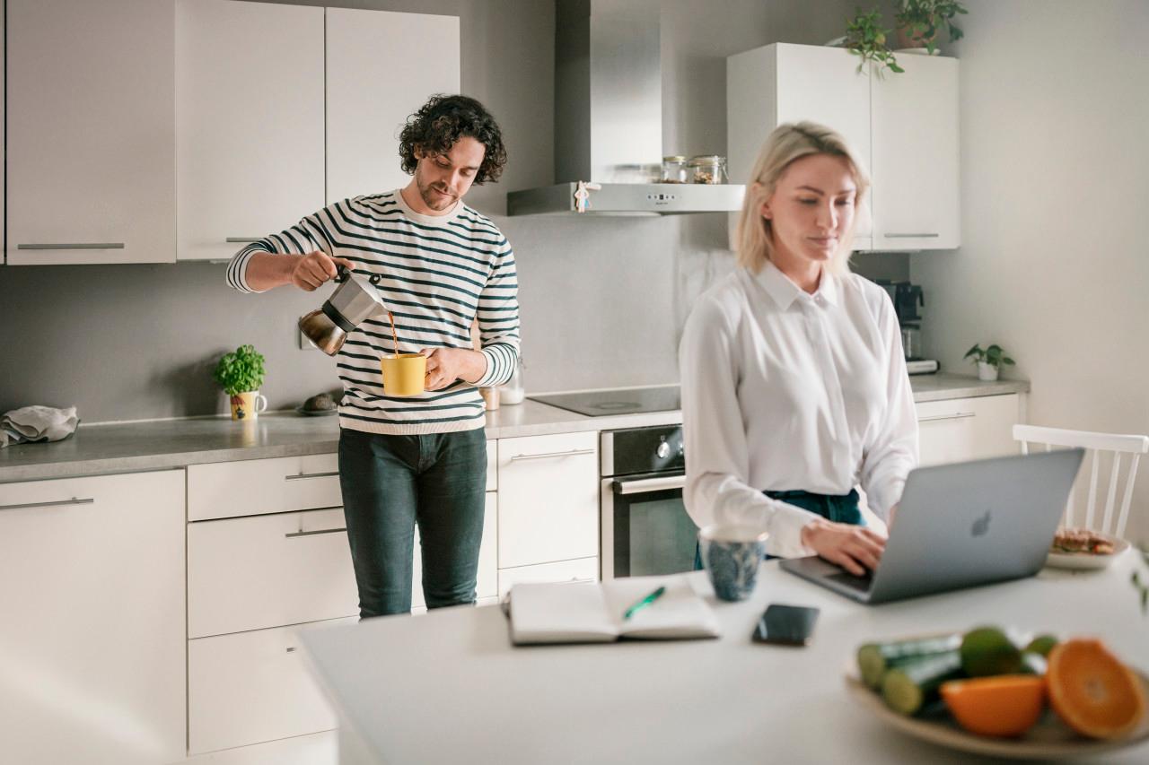 Man och kvinna i köket - Spara pengar - teckna ett smart elavtal